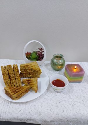 A picture of Chicken and veg cheese grilled sandwiches.