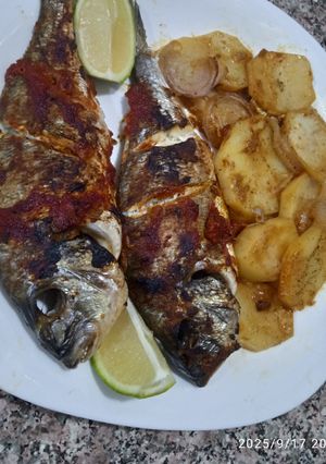 Une photo de Dorade au four accompagné de pommes de terre
