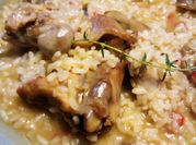 Una foto de arroz caldoso de conejo