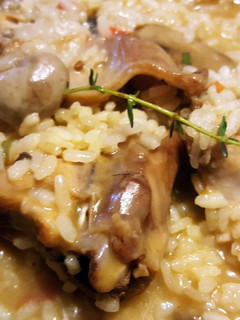 Una foto de Arroz caldoso con conejo y setas aromatizado con perejil y romero