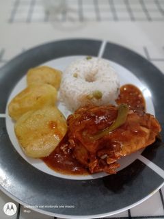 Una foto de Pollo a la coca cola con papa dorada