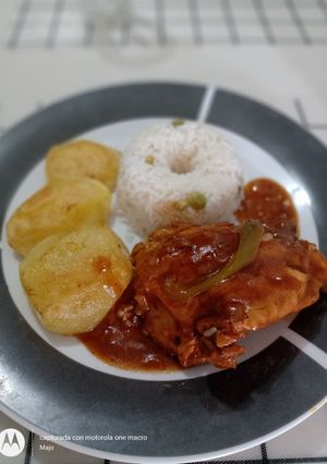 Una foto de Pollo a la coca cola con papa dorada