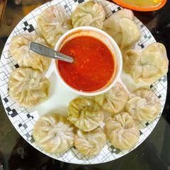 A picture of Veg Momos with sauce.