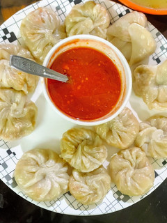 A picture of Veg Momos with sauce.