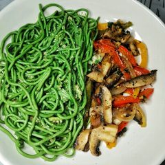 A picture of Spinach spaghetti and Mushrooms.