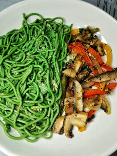 A picture of Spinach spaghetti and Mushrooms.