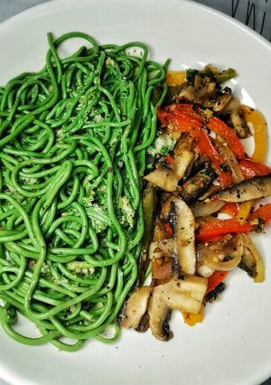 A picture of Spinach spaghetti and Mushrooms.