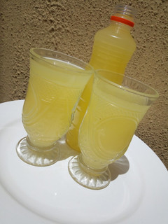 A picture of Pineapple and ginger juice.