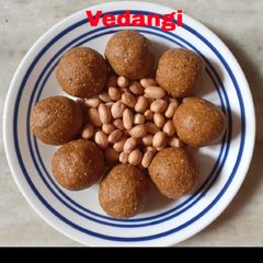 A picture of Instant Peanut Ladoo.