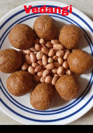 A picture of Instant Peanut Ladoo.