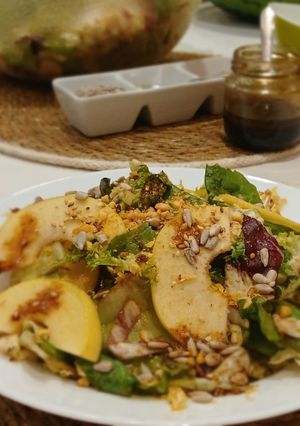 Una foto de Ensalada Crujiente de Hojas Nobles, Col China y Aliño Sedoso de Sésamo