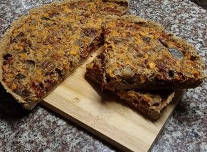 Una foto de Tarta de choclo, tomates deshidratados y vegetales -vegana- :)