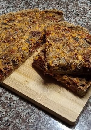 Una foto de Tarta de choclo, tomates deshidratados y vegetales -vegana- :)