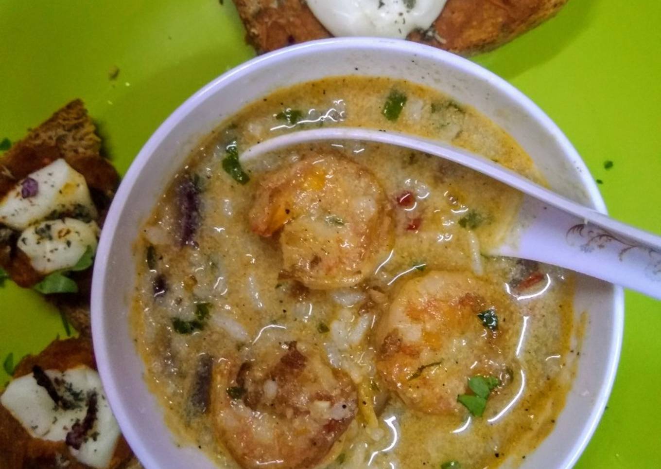 Scrumptious thai shrimps soup with red sauce bread