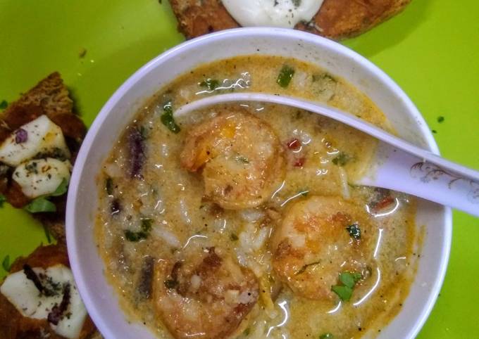 Steps to Prepare Ultimate Scrumptious thai shrimps soup with red sauce bread