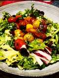 Ensalada templada: tomatitos confitados y caramelizados con albahaca fresca y concentrado de Módena