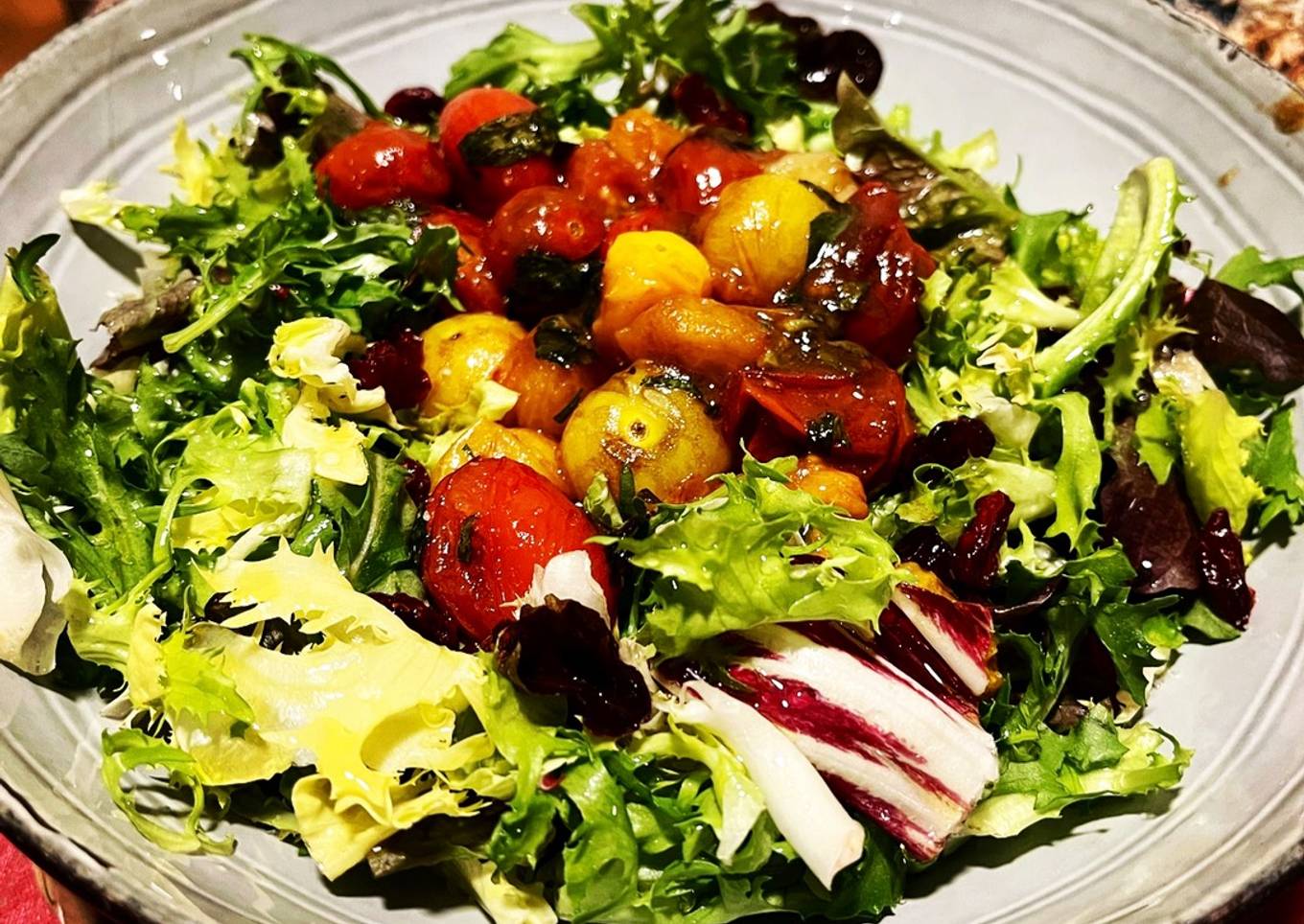 Ensalada templada: tomatitos confitados y caramelizados con albahaca fresca y concentrado de Módena