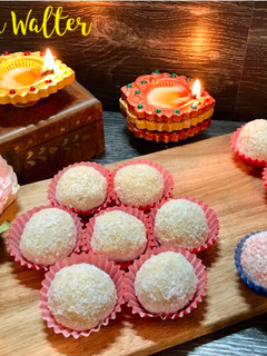 नारियल मिल्की लड्डू (Coconut Milky Ladoo recipe in Hindi) रेसिपी मुख्य फोटो