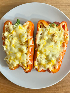 Una foto de 🫑 Pimientos rellenos gratinados 🧀
