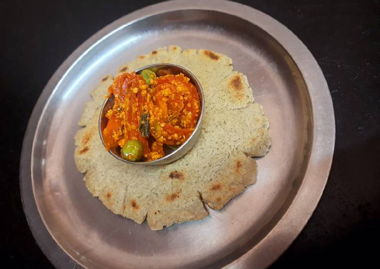 Recipe of Ultimate Jowar roti with carrot pickle 😍
