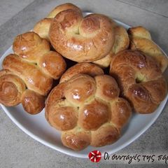 A picture of Easter cookies (koulourakia).