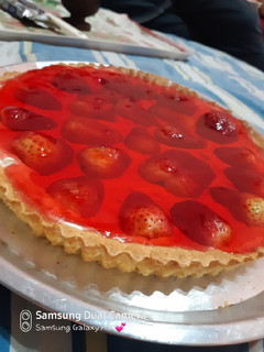 Una foto de Tarta de frutilla con crema y gelatina♡