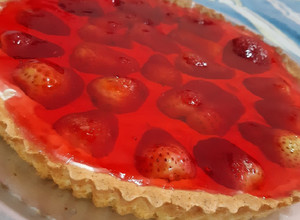 Una foto de Tarta de frutilla con crema y gelatina♡
