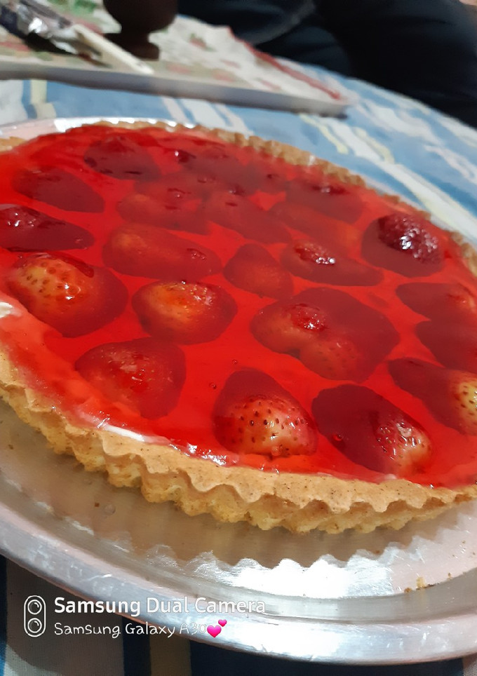Una foto de Tarta de frutilla con crema y gelatina♡