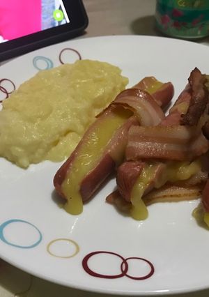 Una foto de Salchichas al horno con puré de papa