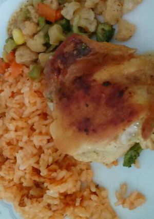 Una foto de Pollo a la mantequilla con verduras