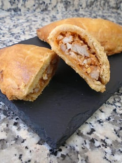 Una foto de Empanadillas de pollo y tomate