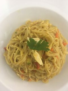 Una foto de Noodles de pollo al curry