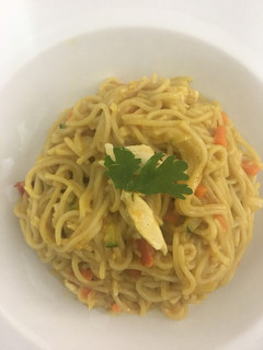 Una foto de Noodles de pollo al curry