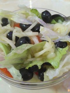 Olívás-paradicsomos saláta vinaigrette öntettel recept fotója