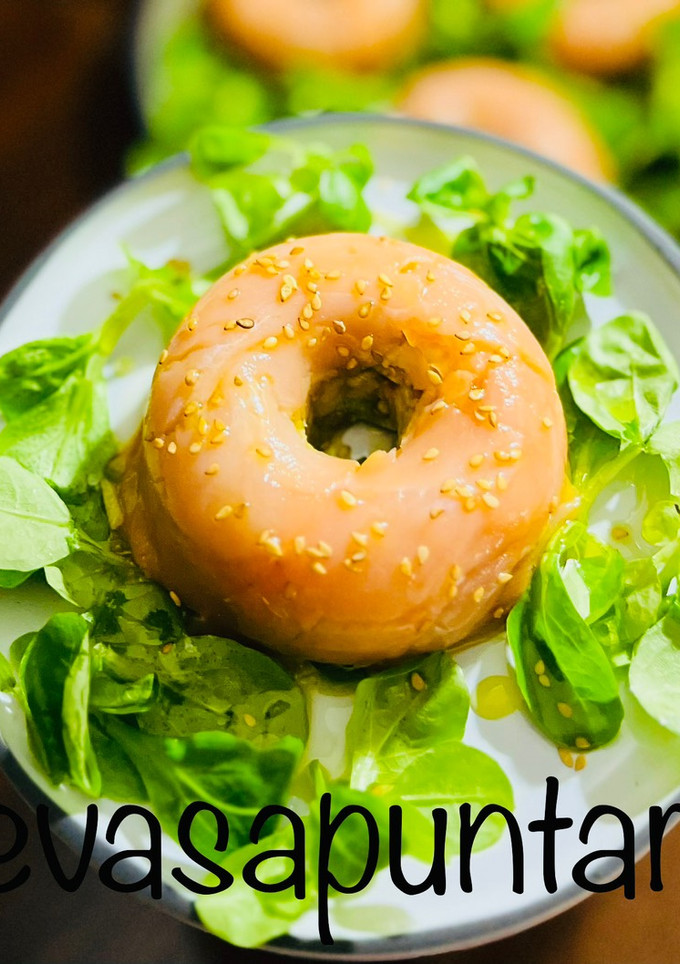 Una foto de Ensalada Donuts de salmón 🥯 🍣 🧅 🍏 🥑 🌾 🍃