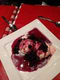 Sorvete de creme com calda de frutas vermelhas