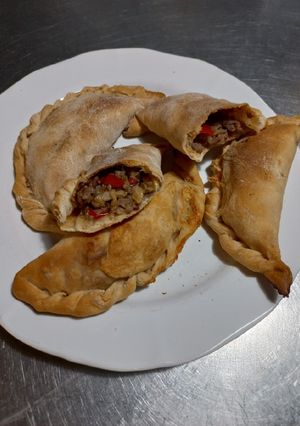 Una foto de Empanadas de carne cebolla y morrón...2️⃣0️⃣2️⃣3️⃣😋