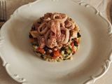 Frègula con ceci neri delle murge verdurine croccanti tonno calamari e orata
