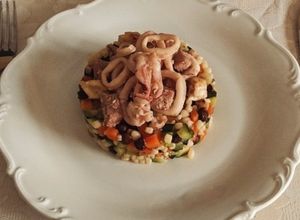 Foto di Frègula con ceci neri delle murge verdurine croccanti tonno calamari e orata