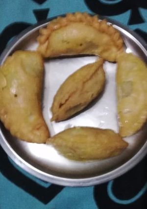 नमकीन गुझिया (Namkeen gujiya recipe in hindi) रेसिपी मुख्य फोटो