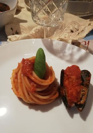 Foto di Spaghetti al pomodoro con cozze ripiene