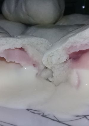 Una foto de Pan casero de jamón y queso