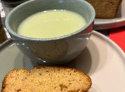 Una foto de bizcocho de café y nueces