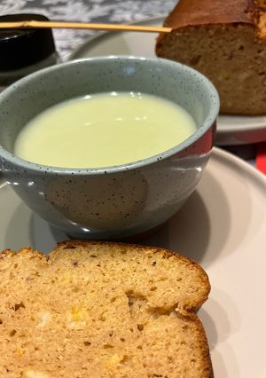 Una foto de Bizcocho de Espelta con Naranja Confitada y Matcha Latte …