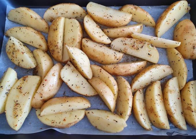 Homemade wedges with lemon herd