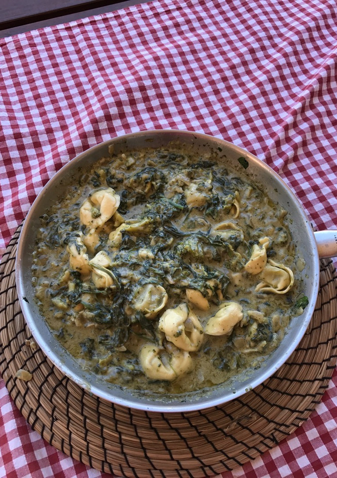 Una foto de Tortellini de espinaca y ricotta con salsa de brócoli Roquefort