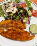 Filete de pescado marinado con ensalada