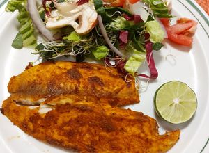 Una foto de Filete de pescado marinado con ensalada