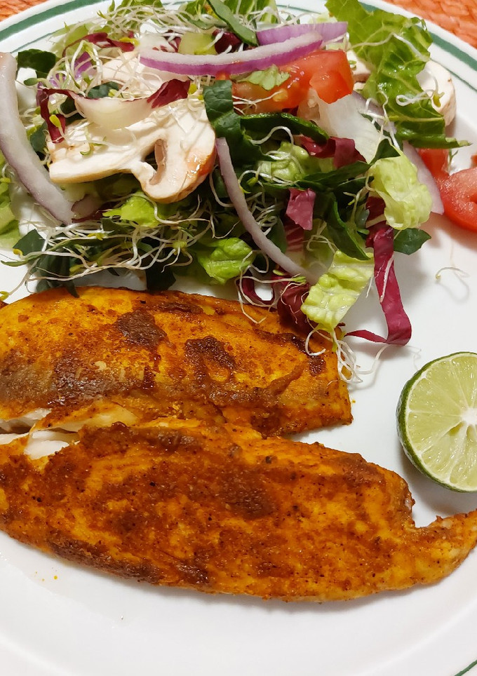 Una foto de Filete de pescado marinado con ensalada