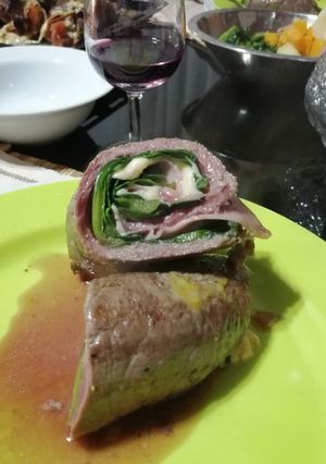 Una foto de Roll de ternera y acelgas